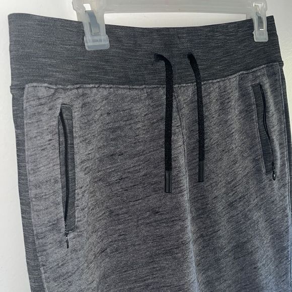 Lululemon two toned gray joggers. Size 8
excellent condition! - Picture 5 of 9